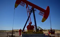Dầu thô tăng giá sau khi Mỹ tái áp đặt trừng phạt Iran