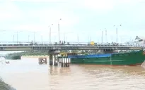 Đồng Tháp: Sà lan chở cát tông gãy trụ chống va cầu