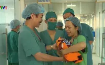Nỗ lực cứu bé sơ sinh và người mẹ đang suy hô hấp