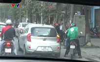 Taxi tràn lan trước cổng các bến xe