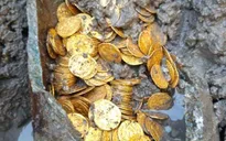 Phát hiện hũ chứa hàng trăm đồng xu vàng còn nguyên vẹn trị giá hàng triệu USD