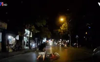 Clip: Vượt ẩu, tài xế xe máy ngã sõng soài trước đầu ô tô