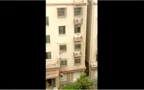 Trung Quốc: Giải cứu thành công bé gái bị treo lơ lửng ngoài cửa sổ