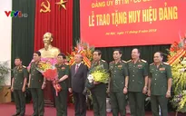 Trao Huy hiệu 45, 50 năm tuổi Đảng tặng Bộ trưởng và nguyên Bộ trưởng Bộ Quốc phòng