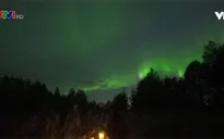 Ngắm Bắc cực quang trên bầu trời thành phố Rovaniemi (Phần Lan)