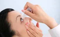 Cẩn thận mù lòa do dùng thuốc nhỏ mắt không đúng cách