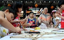 Cả nhà chung tay làm lồng đèn Trung thu - "Hạt giống" hạnh phúc trong mỗi đứa trẻ