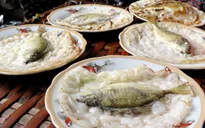 Thưởng thức bánh khoái cá kình nguyên con xứ Huế