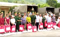 Tặng 14 tấn quà cứu trợ cho người dân vùng lũ Mường Lát (Thanh Hóa)