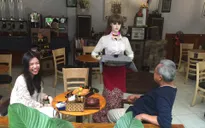 Độc đáo robot cô Ba phục vụ cà phê