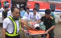 Bay trong đêm đưa 2 ngư dân gặp nạn trên biển về đất liền cấp cứu