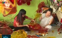 Người phụ nữ 30 năm làm lồng đèn Trung thu trên đất sen hồng