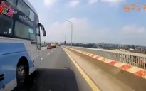 Clip: Xe khách đột ngột chuyển làn, chèn ép xe khác trên cầu Thăng Long