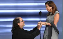 Lễ trao giải Emmy Awards 2018 bỗng trở thành màn cầu hôn bất ngờ
