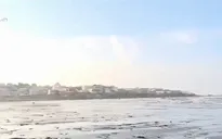 Bất lực với hàng trăm tấn rác ngự trên bãi biển