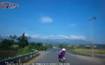 Xe máy bẻ lái sang đường đột ngột, suýt đâm vào ô tô
