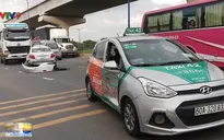 Xe container tông xe taxi xoay vòng trên Quốc lộ 1, TP.HCM