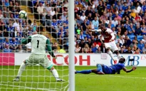 VIDEO Cận cảnh cú sút góc hẹp khó tin của Lacazatte giúp Arsenal thắng nhọc