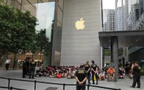Người Việt xếp hàng dài chờ mua iPhone Xs