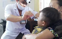 Lấy ốc vít trong mũi cho bé 3 tuổi