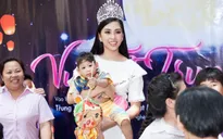 Hoa hậu Trần Tiểu Vy đi từ thiện lần đầu tiên sau đăng quang