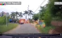 Vào cua bất cẩn, ô tô đâm thẳng xe đạp chở 3 người