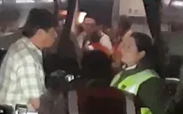 Du khách đòi tiếp viên cho máy bay hạ cánh vì “quá nóng”