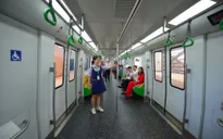 Bên trong chuyến tàu vận hành trên tuyến đường sắt Cát Linh - Hà Đông