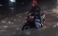 Mưa lớn cuốn trôi nhiều tài sản và hàng loạt xe máy của người dân
