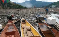 Hàng nghìn tấn rác dưới lòng hồ thủy điện Bản Vẽ