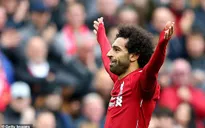 Fan nhí Liverpool nức nở khóc khi được M. Salah tặng quà
