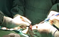 Bé trai 7 tuổi bị nát 2 bàn tay do điện thoại phát nổ