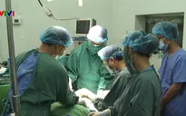 Điện thoại đang sạc pin phát nổ, cháu bé 7 tuổi bị dập nát bàn tay