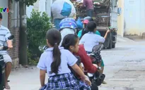 Nhiều phụ huynh còn thờ ơ đội mũ bảo hiểm cho trẻ em
