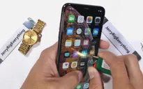 Sẽ thế nào khi "tra tấn" iPhone Xs Max bằng bật lửa và dao rọc giấy?
