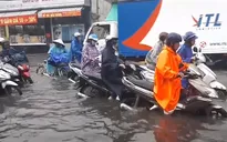 Mưa lớn, ngập sâu, nhiều xe chết máy tại TP.HCM