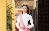 Về thăm trường cũ ở Quảng Nam, Hoa hậu Trần Tiểu Vy diện áo dài trắng đẹp ngẩn ngơ