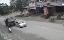 Tai nạn do dừng xe đột ngột, không bật đèn tín hiệu
