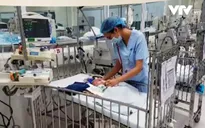 Sức khỏe bệnh nhi mất bố mẹ trong vụ cháy tại Đê La Thành đã tốt hơn