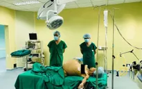 Người phụ nữ mang khối u khổng lồ nặng gần 20kg
