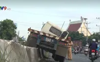 Tiền Giang: Lật xe container trên Quốc lộ 1A