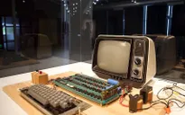 Máy tính đời đầu của Apple bán được 375.000 USD