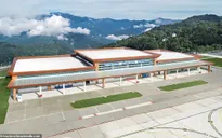 Ngợp mắt trước sân bay nằm trên “nóc nhà thế giới”