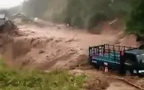 Lũ quét ập xuống bất ngờ, người dân ở Lai Châu chạy tán loạn