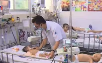 Bác sỹ “gồng mình” cứu chữa bệnh nhân tay chân miệng