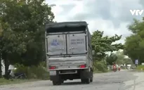 Đường xuống cấp "bẫy" người đi đường
