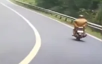 Nam thanh niên chạy xe máy buông 2 tay trên đèo Prenn