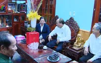 Thủ tướng thăm các cán bộ lão thành tỉnh Kon Tum