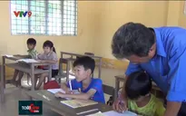 Nỗ lực đưa học sinh đến trường trong mùa nước nổi