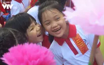 Học sinh lớp 1 háo hức trong ngày khai giảng năm học mới